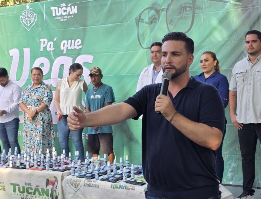 Habitantes de la Colonia Jardines reciben lentes gratuitos
