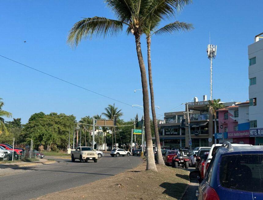 Automovilistas tardan hasta una hora por cierre vial en Prisciliano Sánchez tras socavón