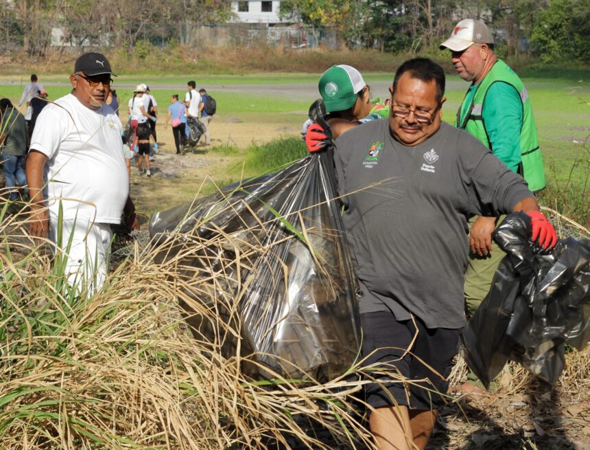 Retiran media tonelada de basura de la Laguna del Coapinole