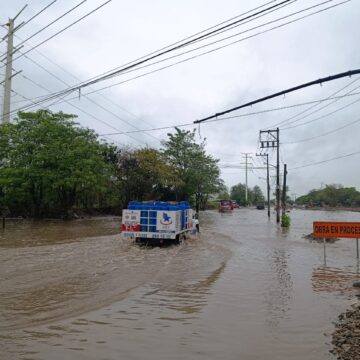 Inundación en obras de acceso al Puente Amado Nervo deja incomunicado a Verde Vallarta