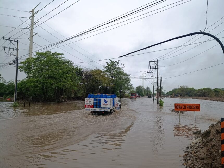 IMG-20260610-WA0069 Inundación en obras de acceso al Puente Amado Nervo deja incomunicado a Verde Vallarta