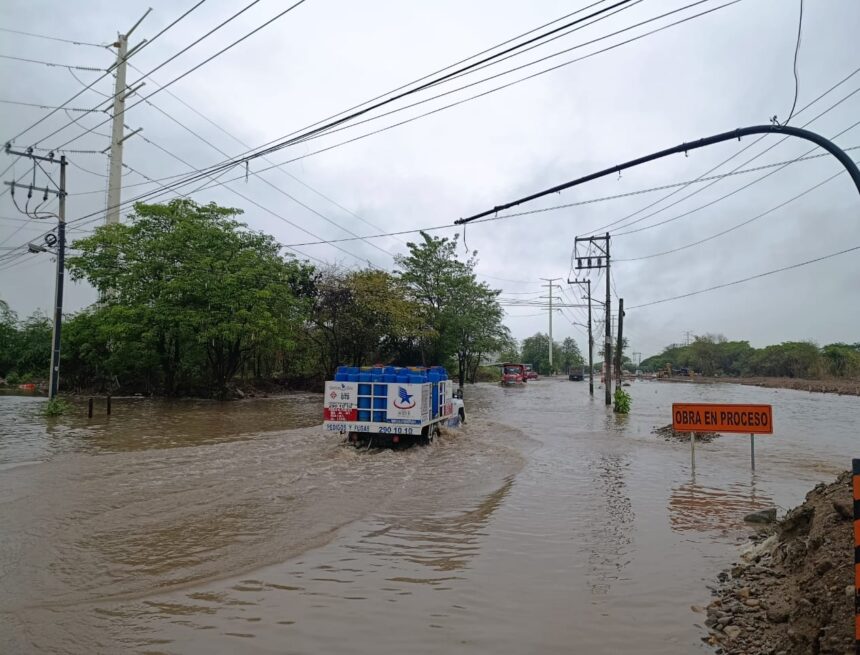 Inundación en obras de acceso al Puente Amado Nervo deja incomunicado a Verde Vallarta