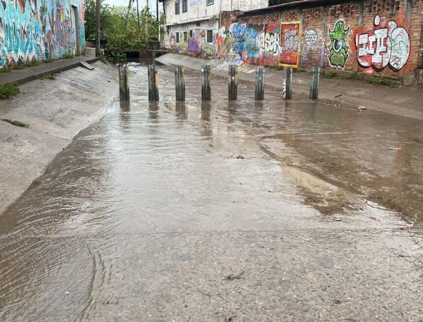Continúan los trabajos de desazolve para evitar inundaciones