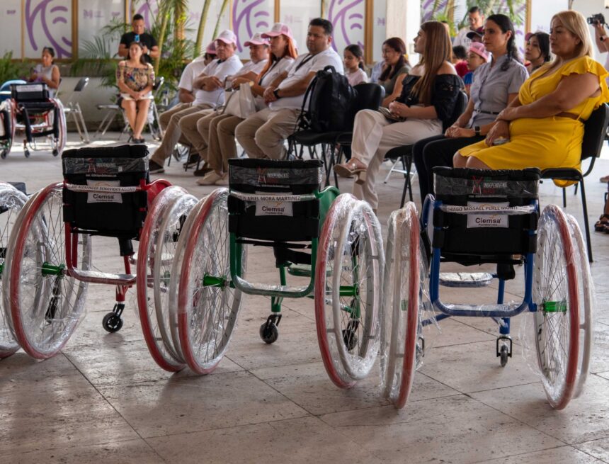 Brindan apoyos integrales a personas con discapacidad a través de DIF