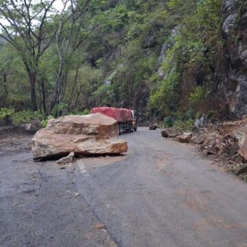 Advierte por derrumbes y caída de rocas en carreteras de la Costa Norte