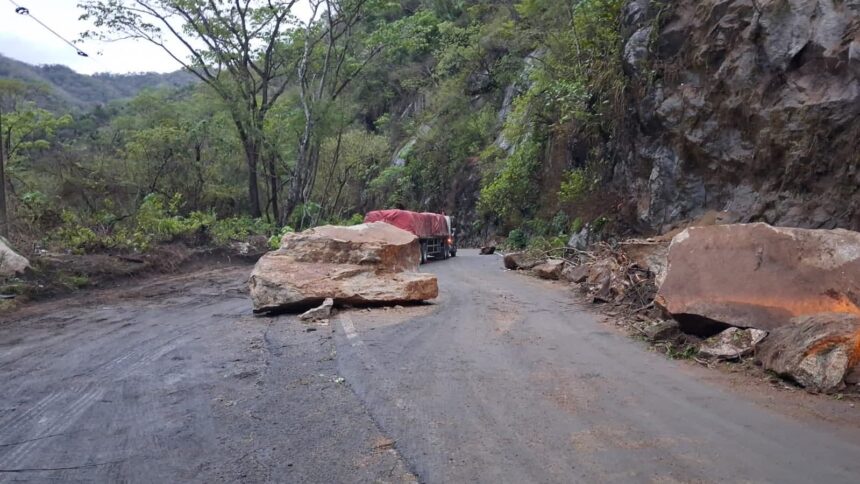 Advierte por derrumbes y caída de rocas en carreteras de la Costa Norte