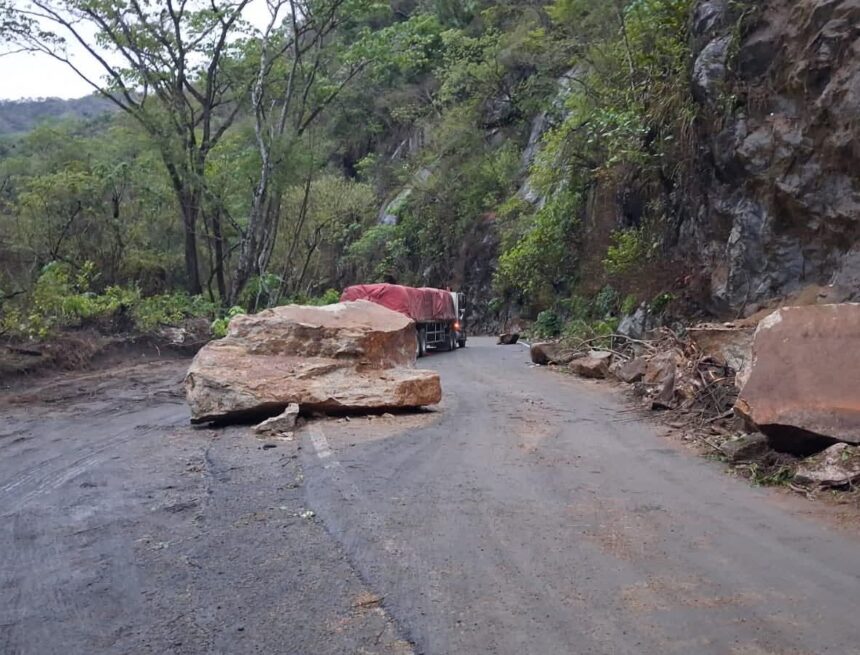 IMG-20260616-WA0068 Advierte por derrumbes y caída de rocas en carreteras de la Costa Norte