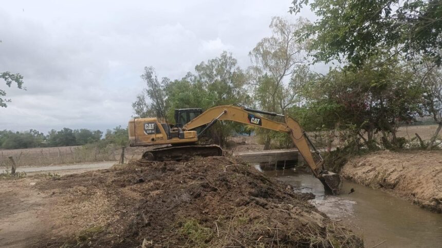 Atienden zonas rurales con trabajos de desazolve y rehabilitación de caminos