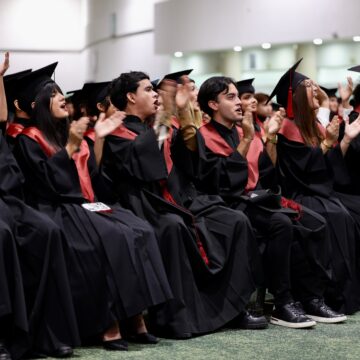 Luis Munguía acompaña graduación de la Preparatoria Regional