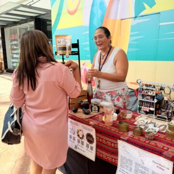 Emprendedores vallartenses exhiben su talento en Mercado Vallarta Incluye