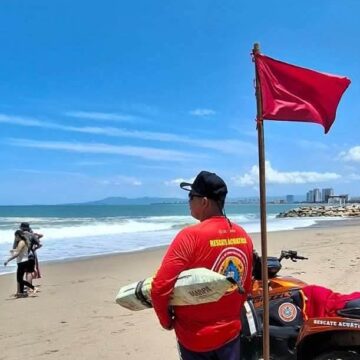 Ondean banderas rojas en playas de Vallarta por efectos de ‘Genevieve’