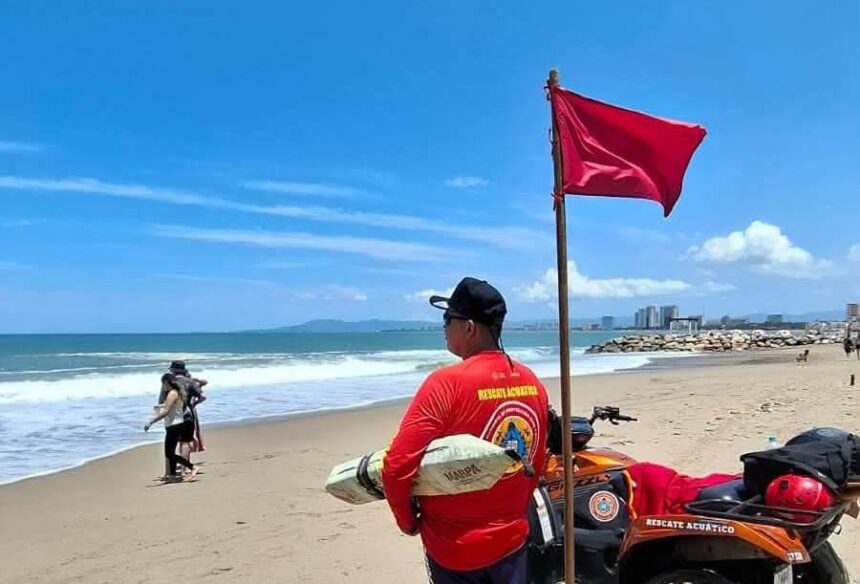 Ondean banderas rojas en playas de Vallarta por efectos de ‘Genevieve’