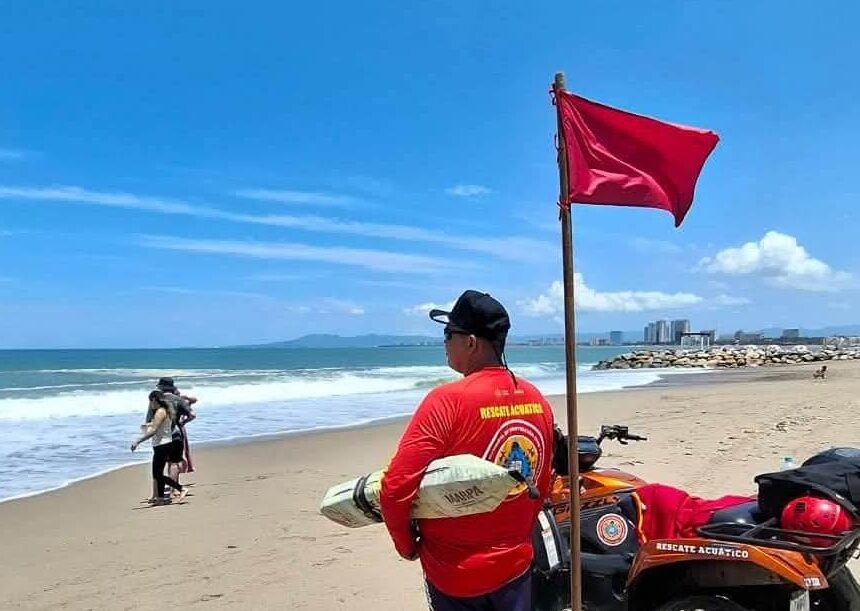 Ondean banderas rojas en playas de Vallarta por efectos de ‘Genevieve’