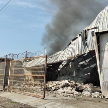 Confirman una persona fallecida tras incendio en bodegas de la delegación Las Juntas