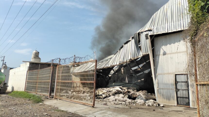 Confirman una persona fallecida tras incendio en bodegas de la delegación Las Juntas
