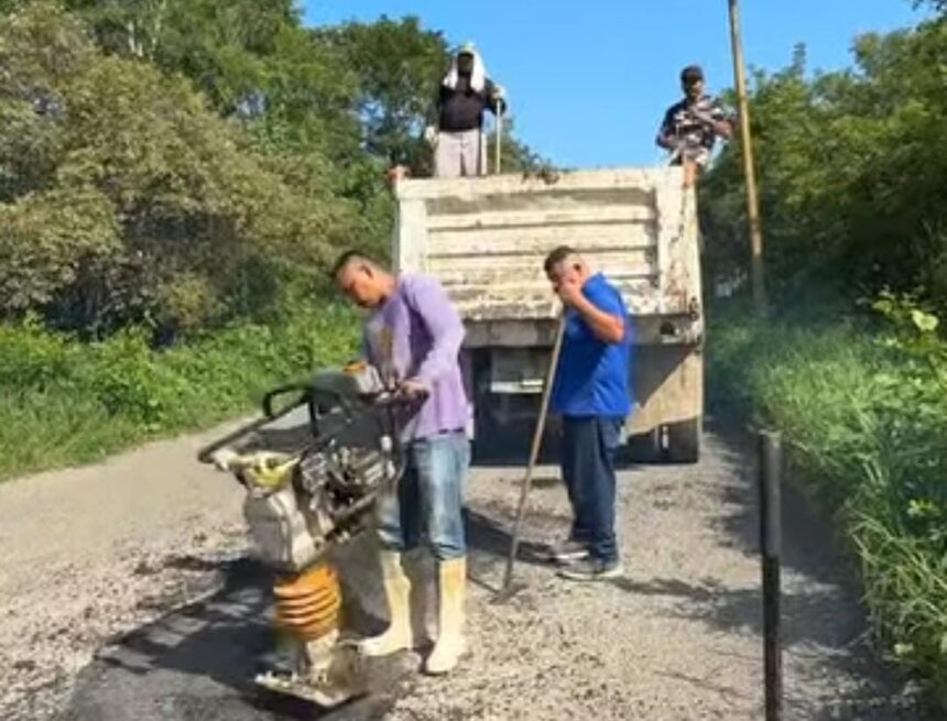 Inicia trabajos de bacheo en carretera El Tuito-Chacala