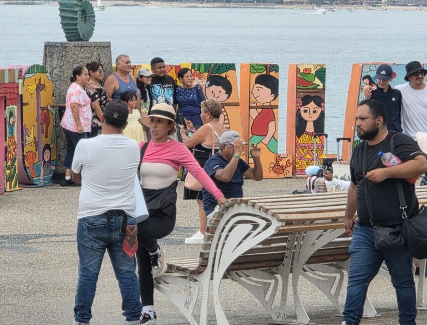 turistas Malecón Puerto Vallarta hospeda a alrededor de 10 mil turistas
