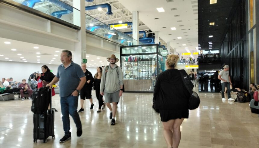 turistas-aeropuerto Aeropuerto de Puerto Vallarta registra caída del 18.7 por ciento en llegada de pasajeros durante junio