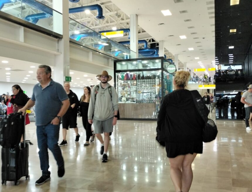 turistas-aeropuerto Aeropuerto de Puerto Vallarta registra caída del 18.7 por ciento en llegada de pasajeros durante junio