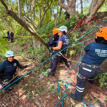 Bomberas vallartenses se preparan para simposio internacional con curso de rescate vertical