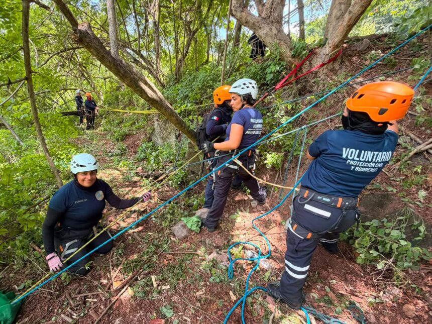 Bomberas vallartenses se preparan para simposio internacional con curso de rescate vertical