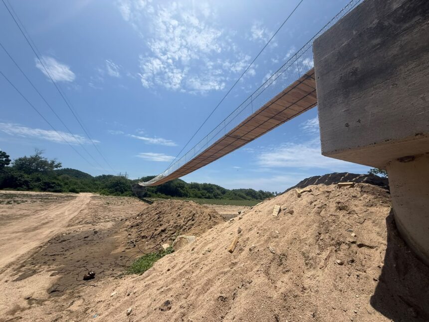 Listo el puente peatonal colgante en Cabo Corrientes para conectar a comunidades costeras