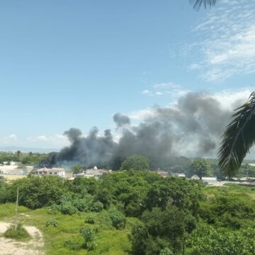 Incendio de pastizal se sale de control y amenaza inmuebles en Puerto Vallarta