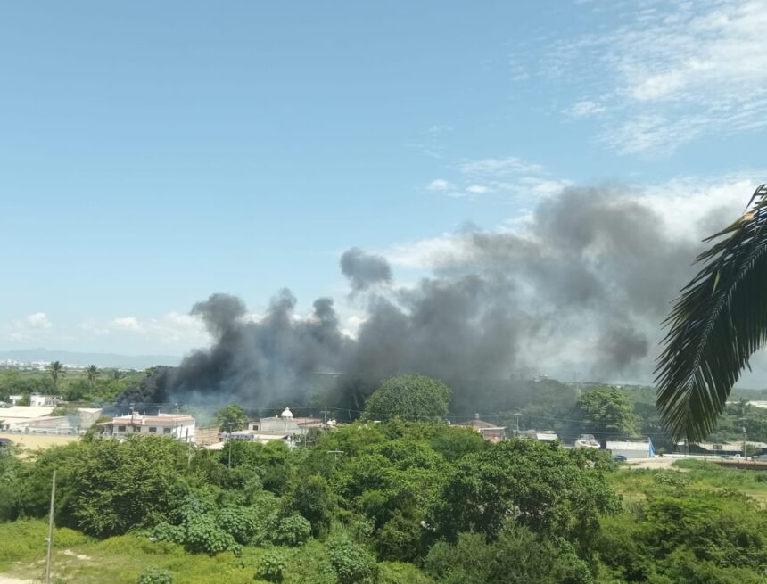 Incendio de pastizal se sale de control y amenaza inmuebles en Puerto Vallarta