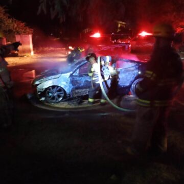 Incendio de vehículo moviliza a Bomberos en la Zona Hotelera Norte de Puerto Vallarta
