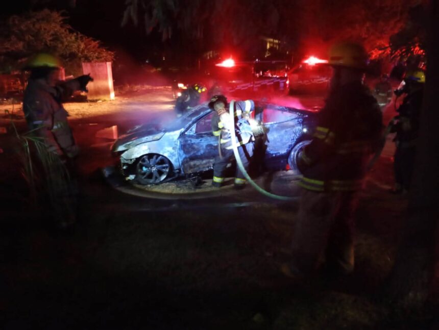 Incendio de vehículo moviliza a Bomberos en la Zona Hotelera Norte de Puerto Vallarta