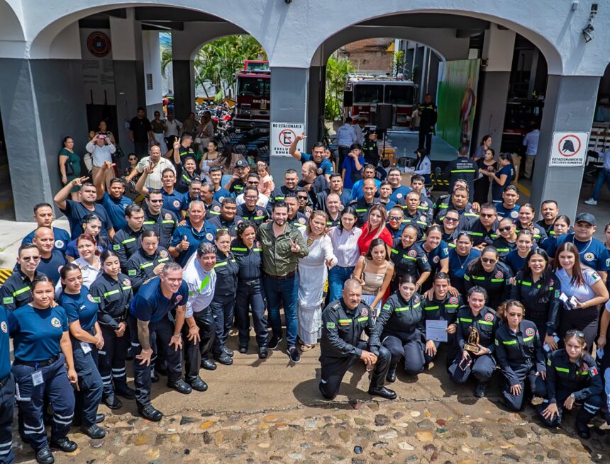 Arq. Luis Munguía reconoce la gran labor de los bomberos en su día