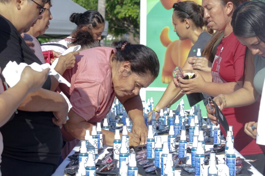 Luis Munguía entrega lentes gratuitos a las familias de La Floresta