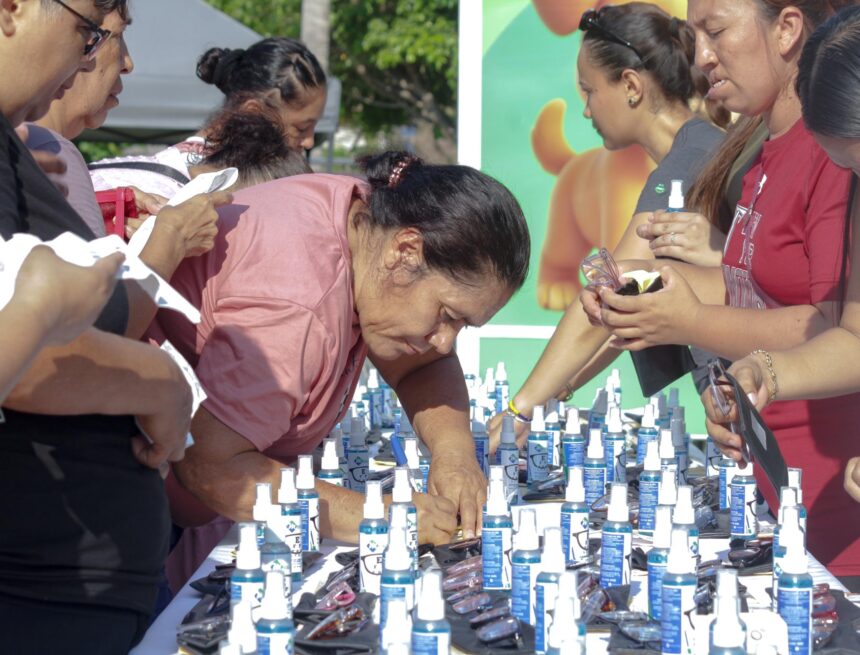 Luis Munguía entrega lentes gratuitos a las familias de La Floresta