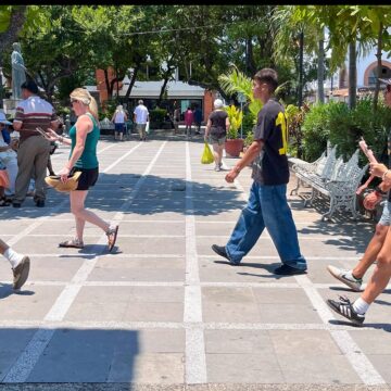 Turistas disfrutan playas, naturaleza y vida nocturna de Puerto Vallarta