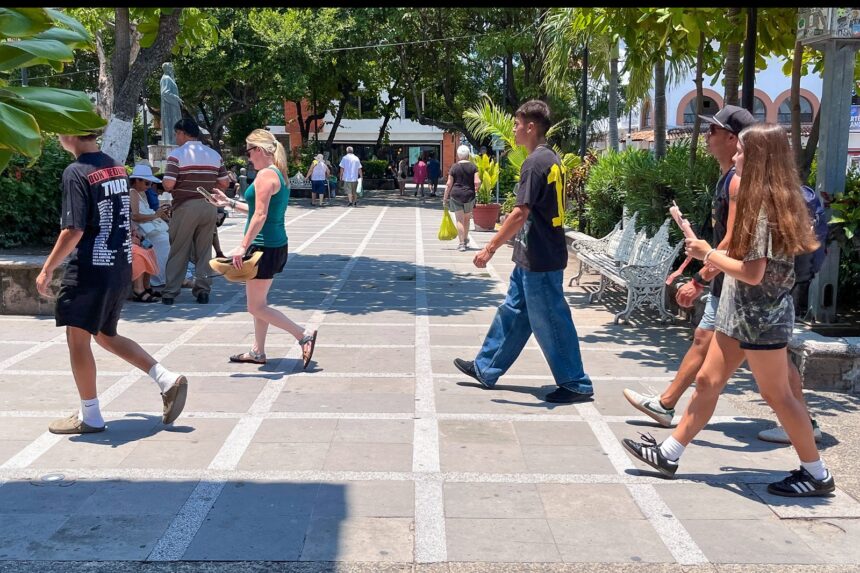 Turistas disfrutan playas, naturaleza y vida nocturna de Puerto Vallarta