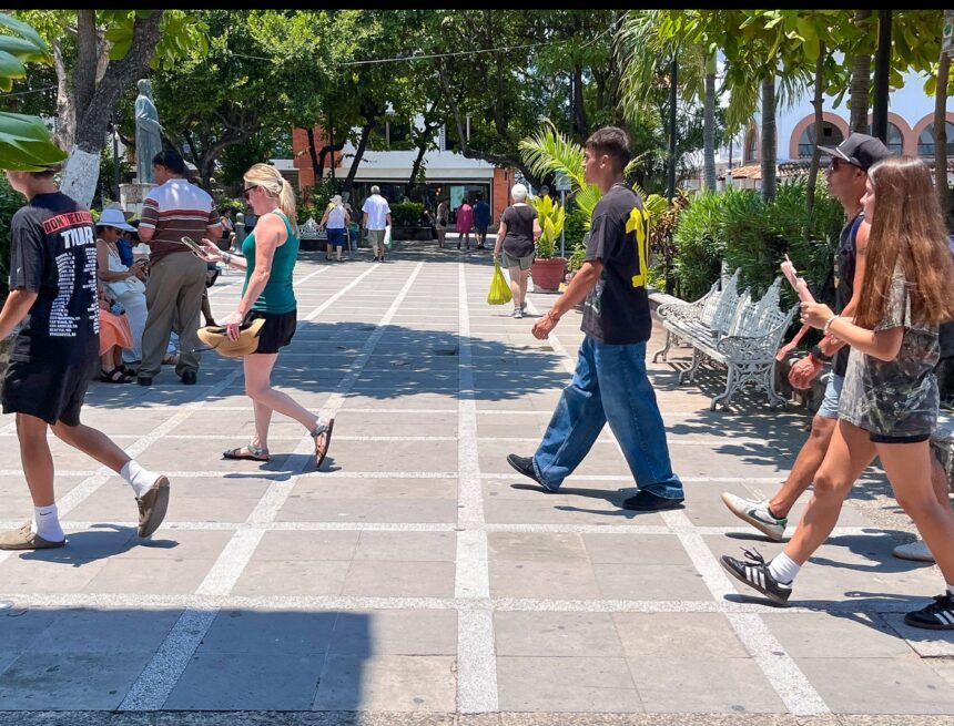 Turistas disfrutan playas, naturaleza y vida nocturna de Puerto Vallarta