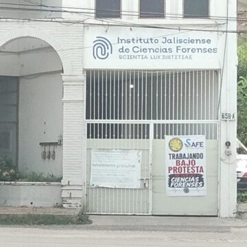 Trabajadores del IJCF continúan bajo protesta en Puerto Vallarta