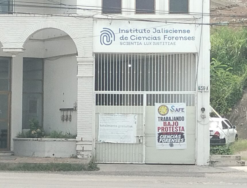 Trabajadores del IJCF continúan bajo protesta en Puerto Vallarta