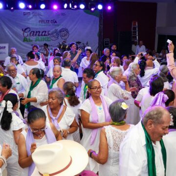 Celebran adultos mayores su día con tradicional “canas al aire”