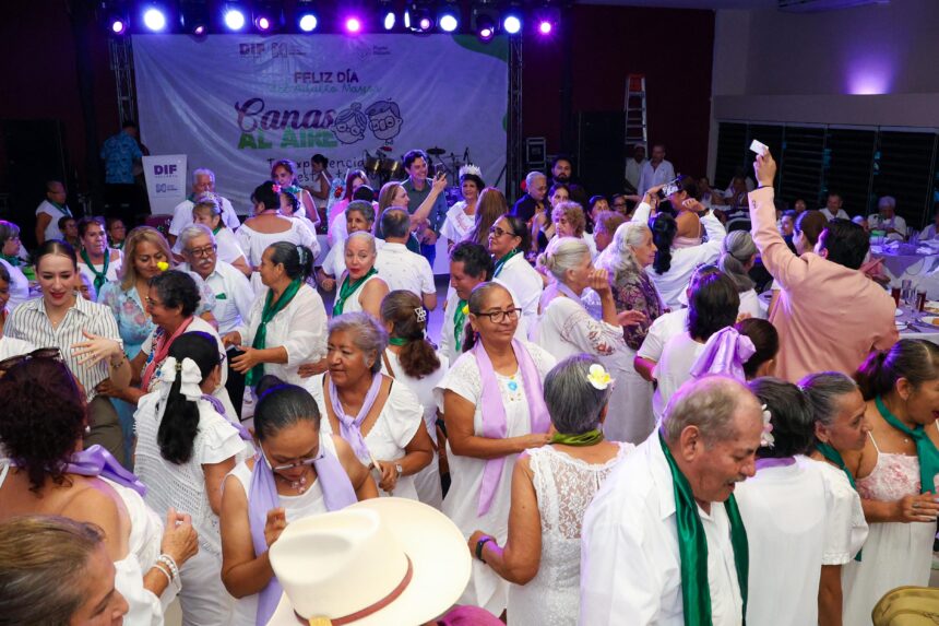 Celebran adultos mayores su día con tradicional “canas al aire”