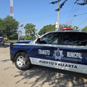 Entregan cinco patrullas, uniformes y equipo a la Policía Municipal