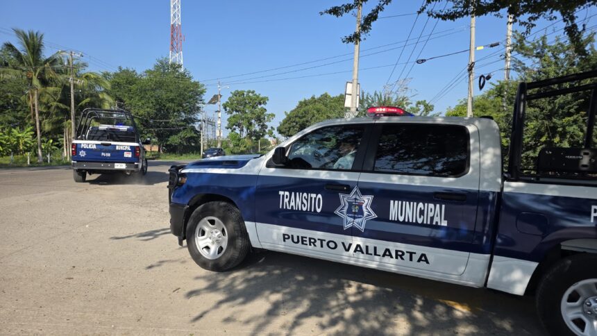 Entregan cinco patrullas, uniformes y equipo a la Policía Municipal