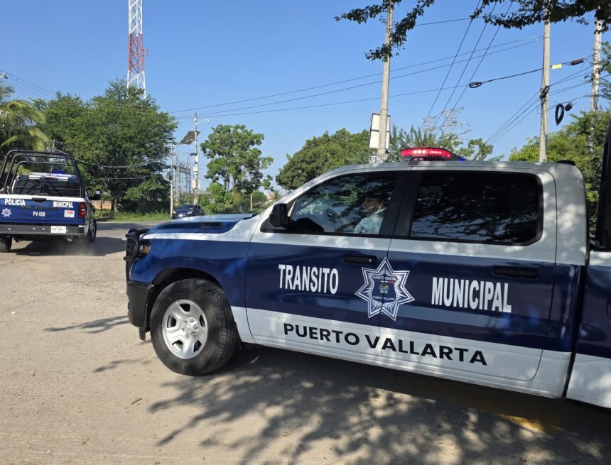 Entregan cinco patrullas, uniformes y equipo a la Policía Municipal