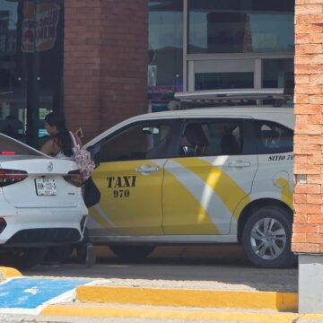 Presentan en Puerto Vallarta convocatoria para registrar a conductores de taxi con más de 10 años de experiencia