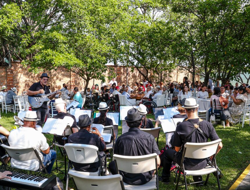 Adulto Mayor recupera la audición gracias a “cumpliendo sueños” del DIF Vallarta