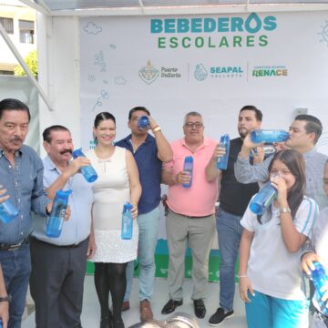 Entregan bebederos en la ETI 3