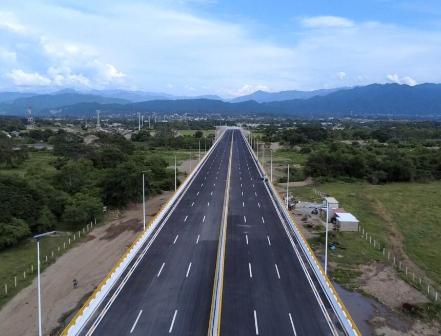 Supervisan avance del Puente Amado Nervo y Terminal 2 del aeropuerto de Puerto Vallarta