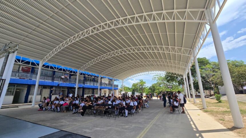 Entrega Luis Munguía domo en primaria de Ecoterra