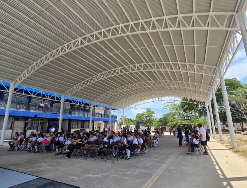 Entrega Luis Munguía domo en primaria de Ecoterra