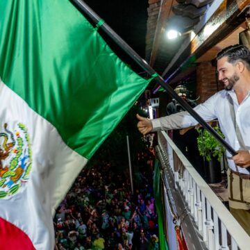 Presidente Munguía da el Grito de Independencia ante miles de vallartenses y turistas